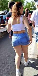 Amazing Hot CURVY MILF In Shorts (OC)