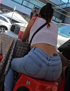 Prime latina vendor in tight Jeans. (GIF)(bonus short cap)