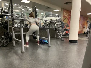 Hot gym babe in grey leggings with a nice ass doing squats