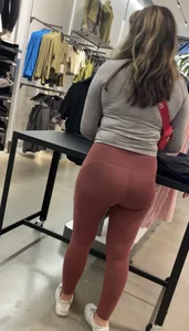 outrageously fat ass on this lulu employee
