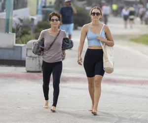 Hot candid summer girls in shorts, leggings and crop tops