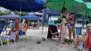 Brazillian beach creepshots, huge gallery of candid girls in swimsuits