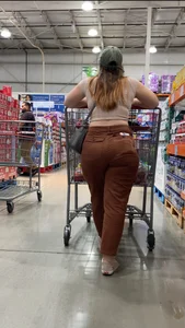 Pawg eating up them jeans