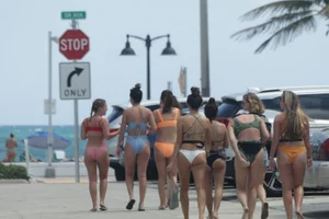 Deerfield Beach girls in bikinis