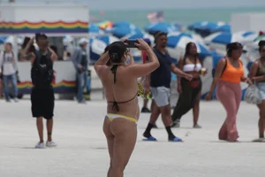 Candid Florida beach and bikini girls