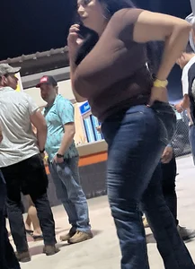 Huge tits. Nice big ass in jeans. OC