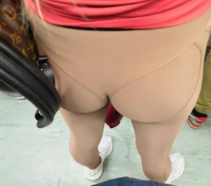 Amazing Muscular Ass and Legs in Yoga Pants Subway Creepshot