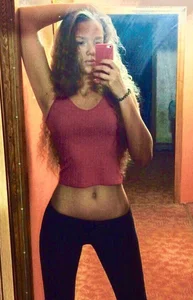 Leaked hot selfies of a girl with awesome long legs