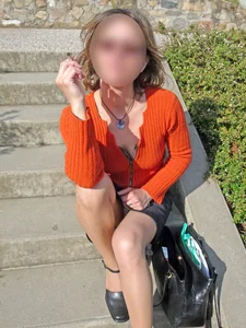 Milf sitting on the steps smoking uspkirted