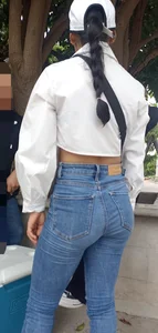 Petite Latina with standing buttocks in very tight pants💯