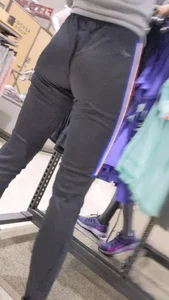 Nice Booty in Sweatpants at the Store Creepshots
