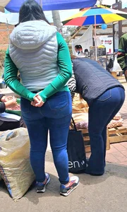 Gordita nalgona en jeans ajustados