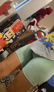 Small comp of some nice shots (cleavage, frontal, booty)