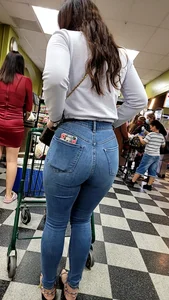 Latina in tight jeans (good set)