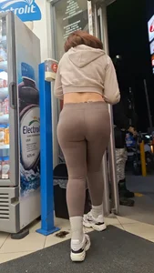 Latina jiggle big butt in brown leggings