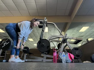 Petite gym cutie w a booty squatting