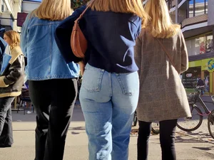Sibling rivalry on who has the best looking booty