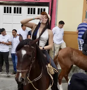 Latina cowgirls gitty up! Non OC