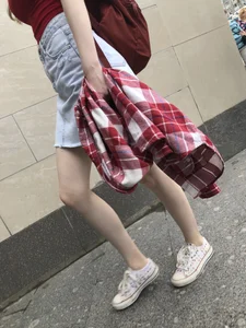 Awesome slim pale legs, candid teen in a skirt