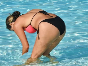 Bikini milf with wide hips and great ass in the pool [077]