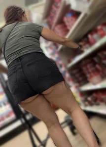 Hot Latina Milf Showing off Them Under Cheeks