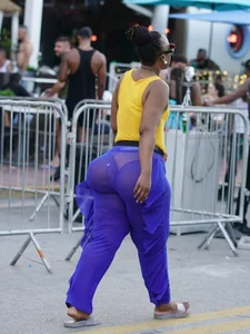 Candid black babe with an ass that defies all laws of physics