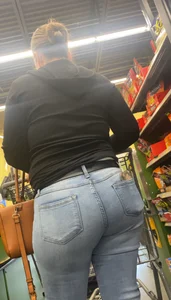 Latina milf nice ass in jeans