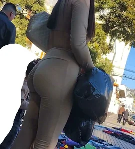 Beautiful college girl’s butt in tight leggings. Face capture (OC)