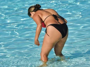 Bikini milf with wide hips and great ass in the pool [077]