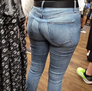 Big booty Milf in jeans