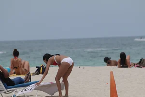 Candid Florida beach and bikini girls