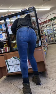 Cute brunette all up in donut box so I capped her donut hole!