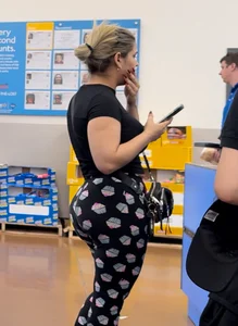 Big Booty Latina in leggings