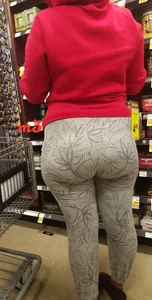 Ebony babe with a big booty in grey leggings