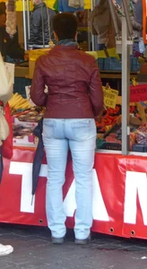 More creepshots of milfs in jeans at the street market