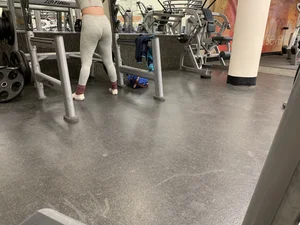 Hot gym babe in grey leggings with a nice ass doing squats