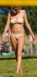Hot Girls in Swimsuit on the Beach Group Candid Pics