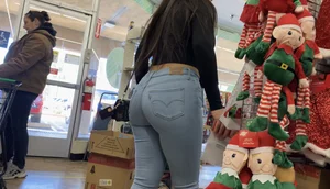 Just a Latina in jeans here …🤤