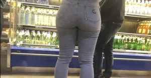 (First Post) Bubble butt Latina in tight jeans plus face shots