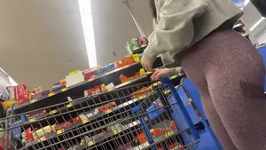 Jiggly ass Latina in Leggings