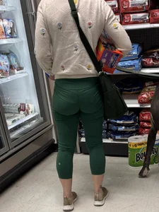 Thick booty MILF in green lululemon leggings [OC]