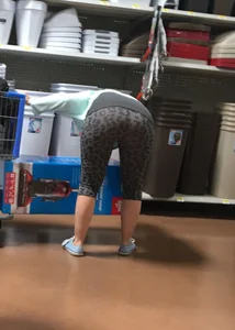 Thick Walmart milf ass in tight grey patterned leggings