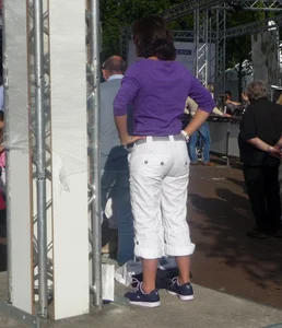More street milfs in tight jeans!