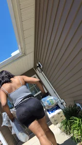 Thick ass delivery chick with vpl . She had too many bags and I needed caps