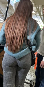 Brunette w/ bubble in grey leggings [OC]