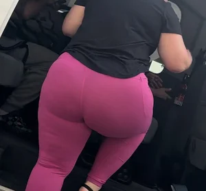 Phat ass Latina BBW in bright pink leggings ( OC)