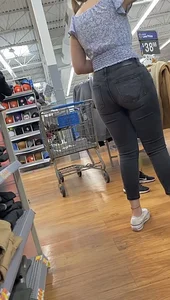 Tall Thick Latina Milf In Tight Black Jeans😋