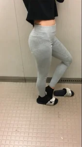 Sexy ass girl in the elevator in grey leggings with vpl