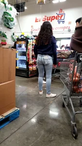 Latina babe grocery shopping in tight jeans with a nice ass