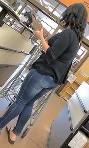 Chunky milf ass creeped in jeans shopping